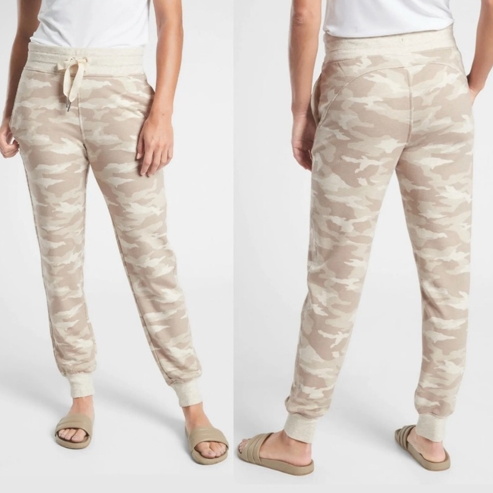 Athleta Balance Joggers Camo Print Size Medium